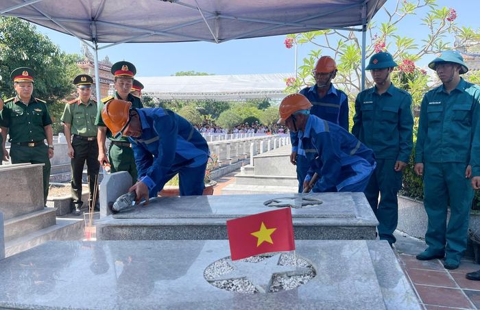 Lực lượng chức năng tiến hành lấy mẫu, số hóa thông tin để xác định danh tính liệt sĩ.