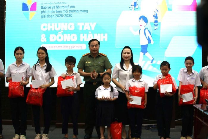 Đại tá Nguyễn Xuân Hoàng – Phó Giám đốc Công an TP Đà Nẵng và bà Đoàn Thị Hoài Nhi – Phó Giám đốc Sở Y tế đồng trao học bổng và quà cho học sinh có hoàn cảnh khó khăn vươn lên trong học tập.