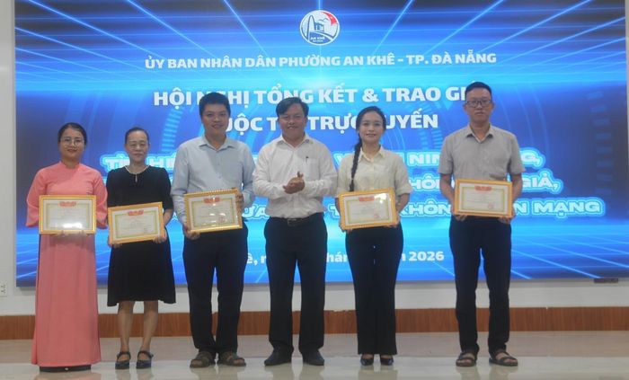 Lãnh đạo UBND phường An Khê trao Giấy khen cho các tập thể, cá nhân.