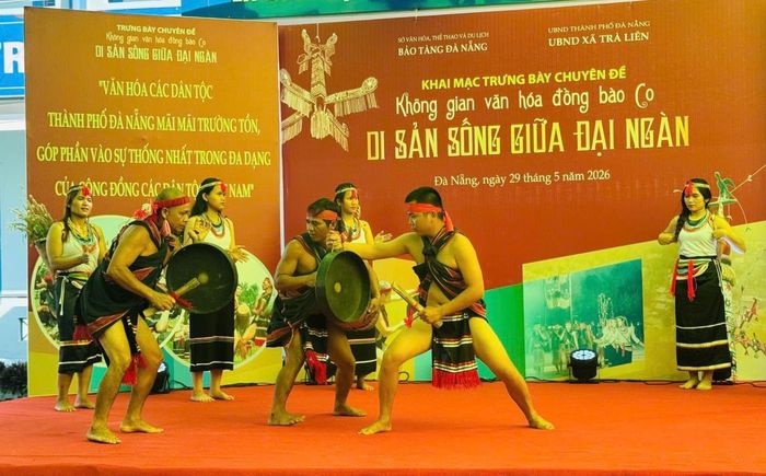 Các nghệ nhân biểu diễn cồng chiêng tại buổi khai mạc.