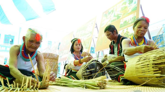 Các nghệ nhân người Co trình diễn đan lát truyền thống.