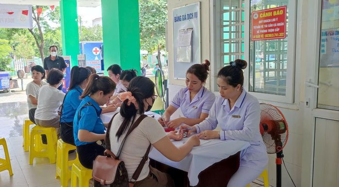 Đội ngũ y, bác sĩ Bệnh viện Phổ Đà Nẵng khám, tầm soát các bệnh về đường hô hấp cho ĐV, NLĐ phường Hòa Khánh