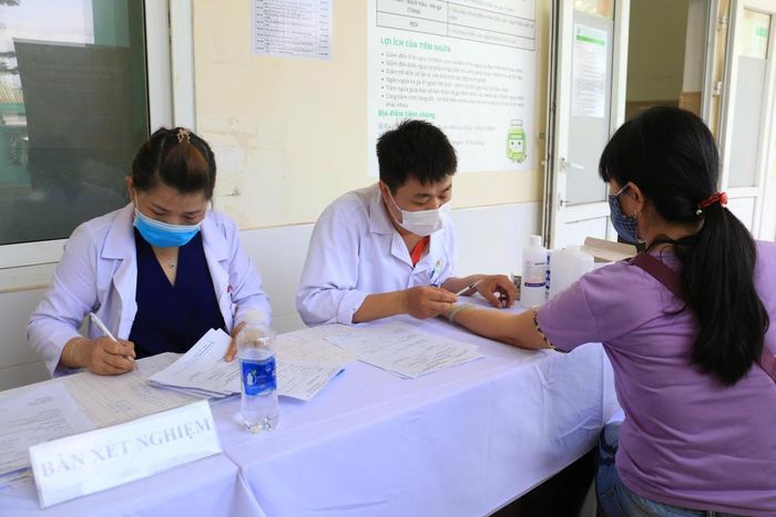 ĐV, NLĐ phường Hòa Khánh được tiêm Mantoux chẩn đoán lao tiềm ẩn.