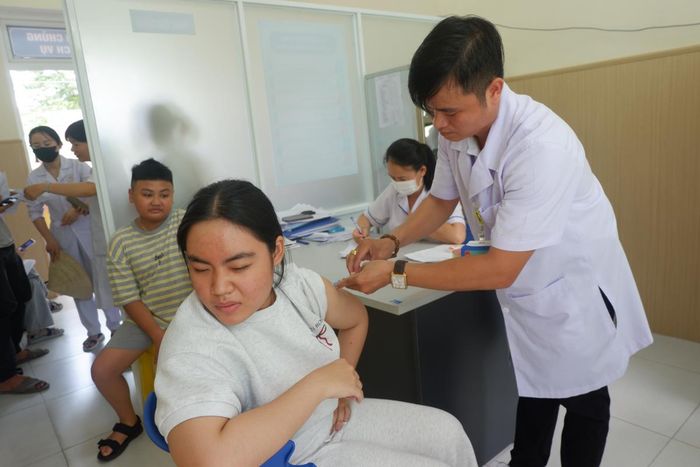Đội ngũ y tế Bệnh viện Phổi Đà Nẵng tiêm vaccinen phòng bệnh truyền nhiễm cho các ĐV trên địa bàn phường Hòa Khánh.