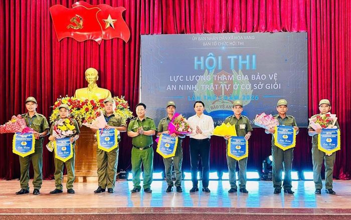 Lãnh đạo xã Hòa Vang tặng cờ lưu niệm cho các đội thi.
