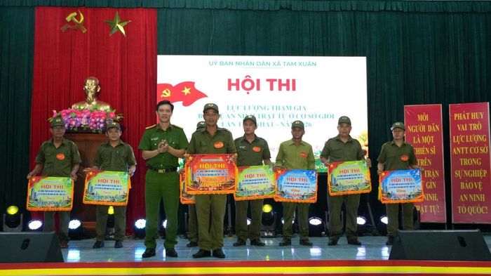 Trung tá Nguyễn Công Anh - Trưởng Công an xã Tam Xuân trao giải cho các đội thi.Ảnh: Ái Ly.