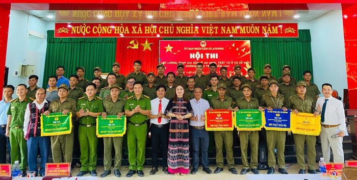 Lãnh đạo xã Avương trao giải cho các đội thi.