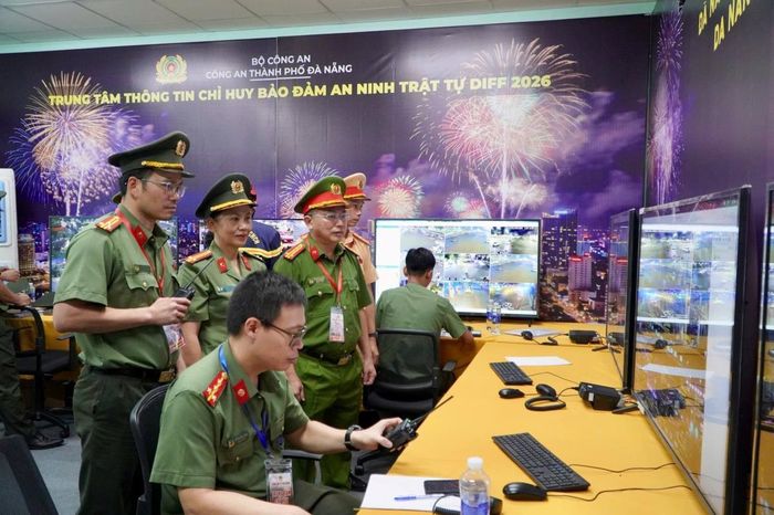Đại tá Nguyễn Văn Tăng chỉ đạo công tác tại trung tâm chỉ huy Công an thành phố trong đếm khai mạc