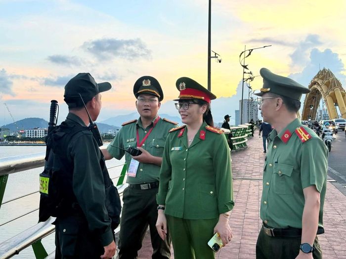 Đại tá Võ Thị Trinh kiểm tra, động viên cán bộ chiến sĩ trước giờ diễn ra đêm khai mạc lễ hội