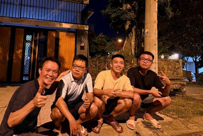 Các du khách đến từ Ninh Bình ngồi chờ xem pháo khoa tại khu vực gần cầu Trần Thị Lý