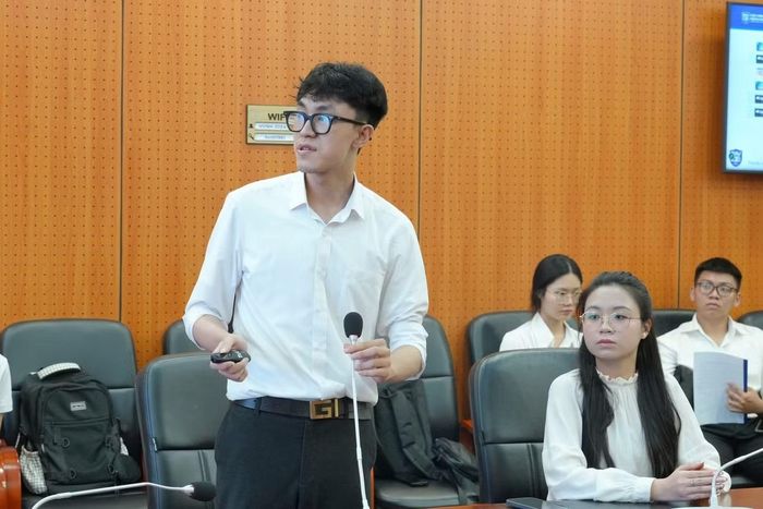 Sự tự tin và bản lĩnh của nam thủ khoa khi trình bày, bảo vệ các quan điểm học thuật trước hội đồng chuyên môn.