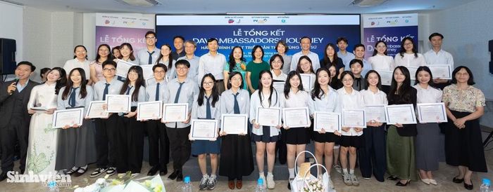 Các đại biểu, sinh viên chụp ảnh lưu niệm kết thúc khóa học đầu tiên.
