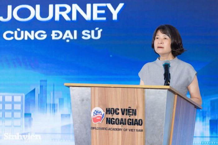 "Điều đặc biệt nhất của khóa học không nằm ở giáo trình, mà chính là sự hiện diện của các vị Đại sứ. Những bài học đánh đổi bằng cả một sự nghiệp cống hiến lớn lao của các nhà ngoại giao chính là món quà quý giá nhất mà không một cuốn sách nào có thể truyền tải trọn vẹn", TS Nguyễn Thị Thìn chia sẻ.