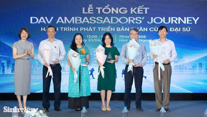 TS Nguyễn Thị Thìn - Phó Giám đốc Học viện Ngoại giao tặng hoa tri ân các Đại sứ.