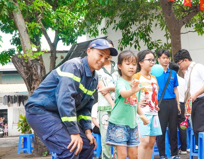  Tổ chức sân chơi thiếu nhi cho con em người lao động tại Khu lưu trú văn hóa số 57 
