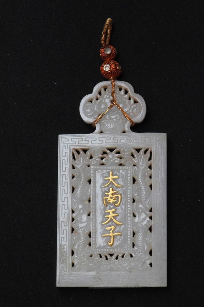  Thẻ bài ngọc một mặt khắc nổi 4 chữ Hán nạm vàng “Đại Nam Thiên Tử (mặt bên kia khắc nổi 4 chữ Hán nạm vàng “Khải Định Trân Bảo”) 