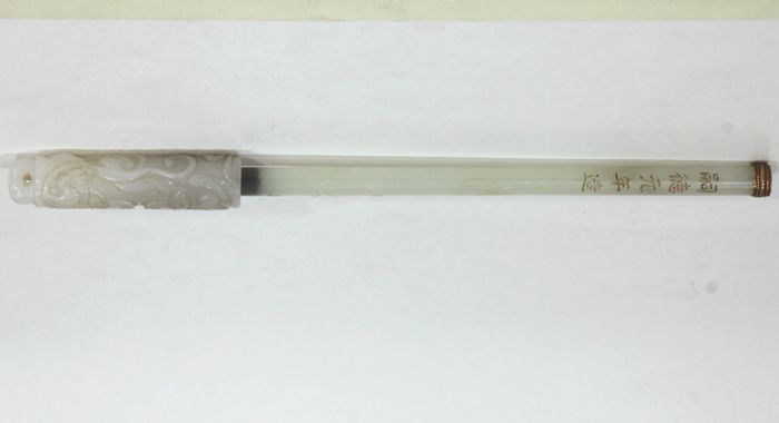  Bút ngọc, hai mặt có khắc hai dòng chữ Hán: “Tự Đức nguyên niên” và “Ngự diên văn bảo” 