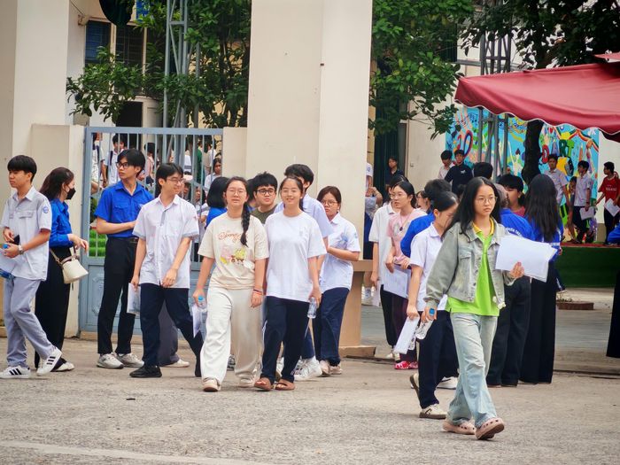 Thí sinh hoàn thành thi môn Ngữ Văn tại điểm thi vào lớp 10 công lập tại Trường THCS Lê Quý Đôn, phường Dương Nội, TP Hà Nội. Ảnh: Trần Lưu