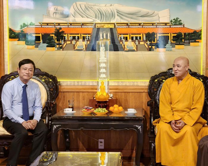 Chủ tịch HĐND Võ Văn Minh trò chuyện cùng Hòa thượng Thích Huệ Thông