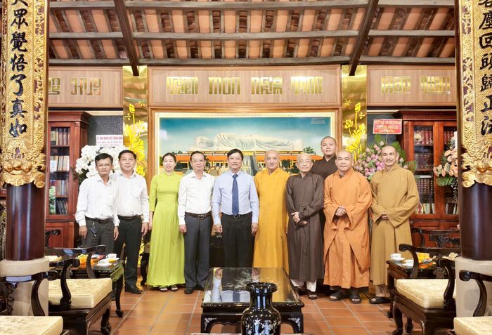 Đoàn công tác chụp ảnh lưu niệm cùng Hòa thượng Thích Huệ Thông và các thành viên Ban trị sự GHPG Việt Nam TPHCM tại khu vực Bình Dương