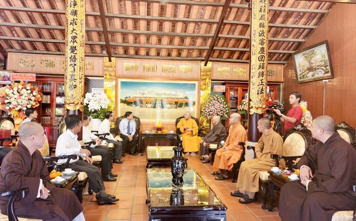 Đoàn công tác do Chủ tịch HĐND TPHCM Võ Văn Minh dẫn đầu đến thăm Hòa thượng Thích Huệ Thông tại Tổ Đình Hội Khánh