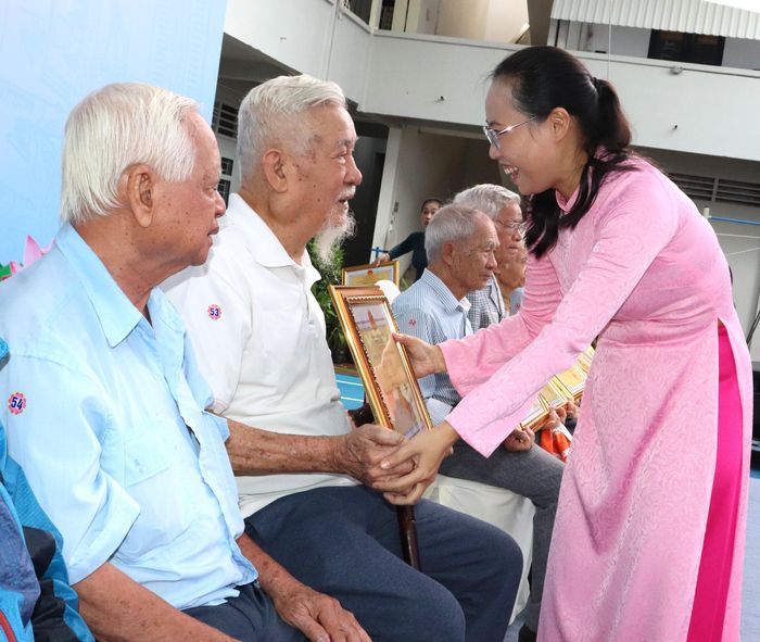  Niềm vui của người cao tuổi phường Phú Nhuận khi nhận giấy mừng thọ từ địa phương 