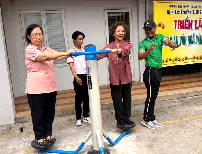  Người cao tuổi tập thể dục tại điểm sinh hoạt văn hóa, thể thao người cao tuổi phường Phú Nhuận 