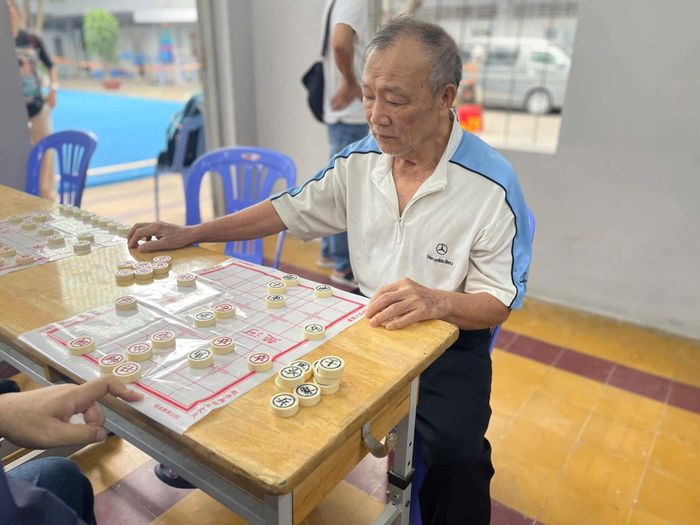  Người cao tuổi phường Phú Nhuận chơi cờ tại điểm sinh hoạt văn hóa, thể thao người cao tuổi 