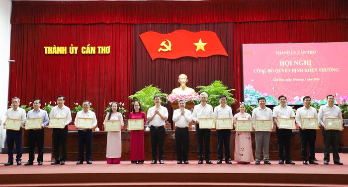  Lãnh đạo Thành ủy TP Cần Thơ khen thưởng các tập thể, cá nhân có nhiều thành tích trong thực hiện chính quyền địa phương 2 cấp 