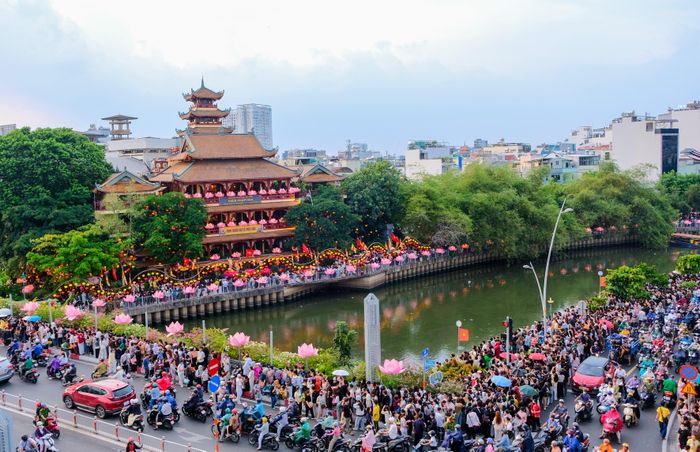  Nhiều người đến theo dõi và tham gia nghi thức thả hoa đăng cầu bình an, sức khỏe 