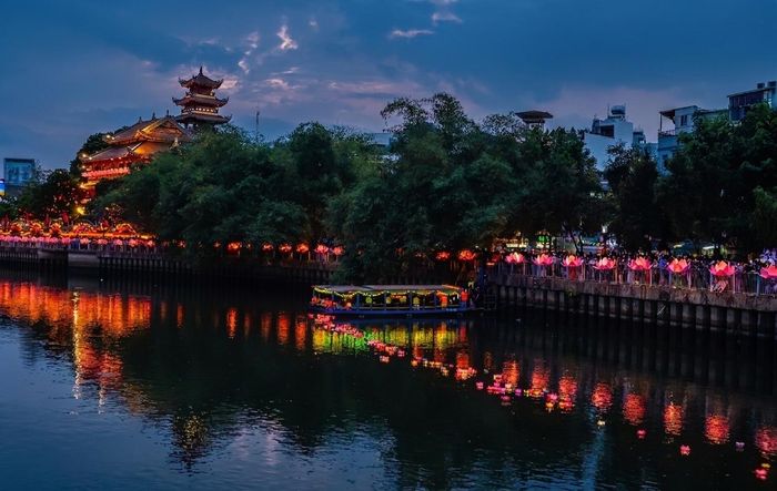  Người dân thả hoa đăng cầu bình an, hạnh phúc, toàn bộ số hoa đăng sẽ được vớt sau khi thả xong nhằm bảo vệ môi trường 