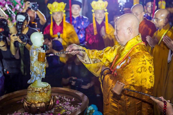  Hòa thượng Thích Lệ Trang, Trưởng ban Trị sự Giáo hội Phật giáo Việt Nam TPHCM chủ trì khóa Lễ Tắm Phật tại Việt Nam Quốc Tự. Ảnh: NGUYỄN THẠNH 