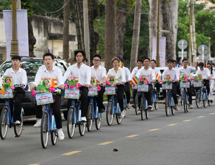 Hàng ngàn người diễu hành xe hoa mừng Phật đản ở phường Vũng Tàu 