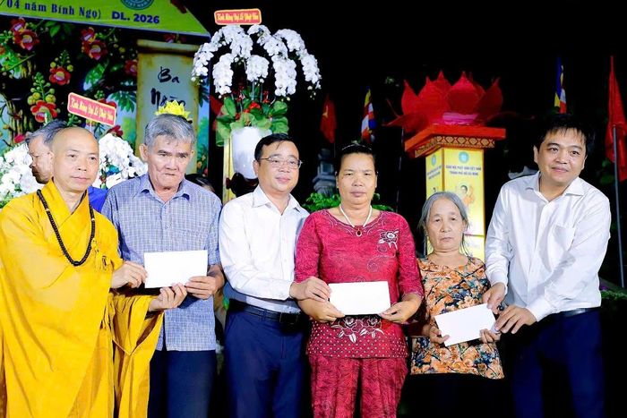 Ban tổ chức trao quà cho các gia đình có hoàn cảnh khó khăn nhân mùa Phật đản Phật lịch 2570 