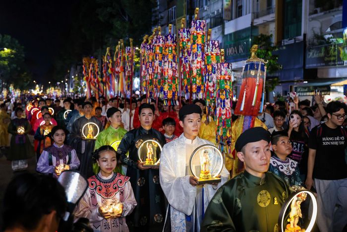  Đông đảo người dân, trong đó có nhiều nghệ sĩ tham Lễ rước tượng Đức Phật sơ sinh mừng lễ Phật đản. Ảnh: NGUYỄN THẠNH 