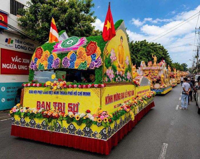  Diễu hành xe hoa kính mừng Đại lễ từ Tổ đình Hội Khánh (phường Thủ Dầu Một) đến chùa Hội An (phường Bình Dương) 
