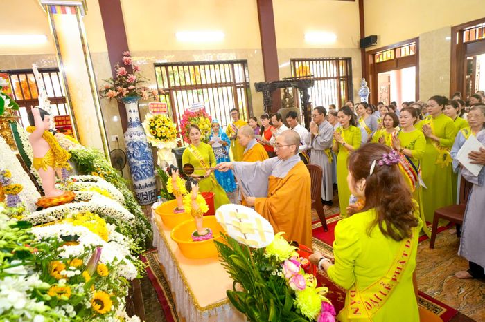 Nghi thức tắm Phật tại chùa Dược Sư (phường Phước Thắng) 
