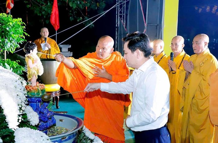 Chư tôn đức cùng đại diện các ban, ngành TPHCM thực hiện nghi thức tắm Phật 