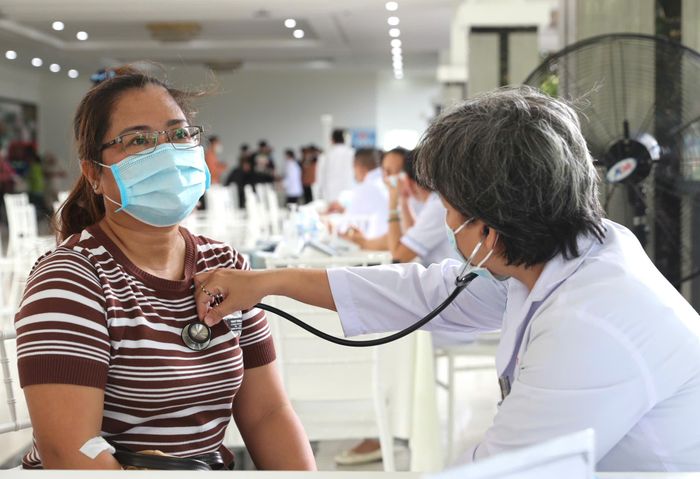  Nữ công nhân được khám sức khỏe tại chương trình. Ảnh: HOÀNG TRIỀU 