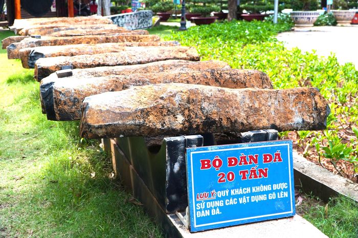  Bộ đàn đá nặng 20 tấn, gồm 20 thanh đá khổng lồ xác lập kỷ lục Việt Nam 