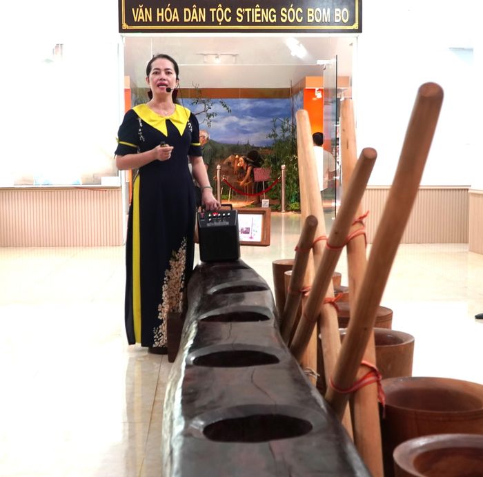  Cối giã gạo bằng thân cây là sáng tạo của bà con Sóc Bom Bo để nuôi quân trong những tháng ngày kháng chiến chống Mỹ cứu nước 