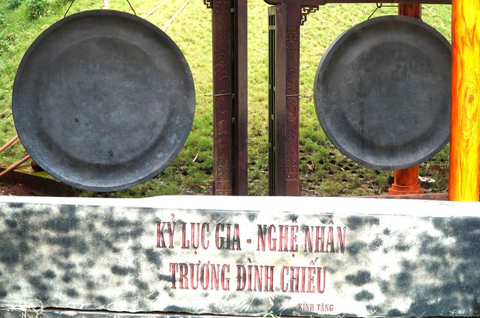  Bộ đàn đá 20 tấn cùng 2 bộ đàn đá phục chế được nghệ nhân Trương Đình Chiếu trao tặng 