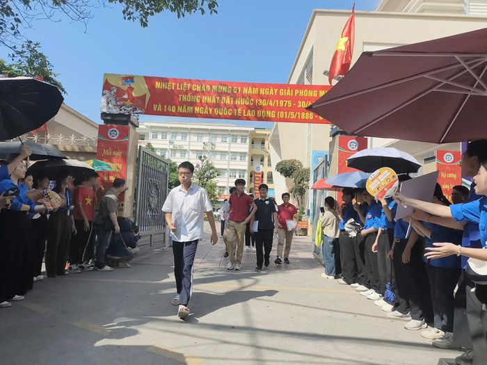 Thí sinh dự thi tại điểm thi Trường THCS Ngô Quyền, phường Bạch Mai, TP Hà Nội. Ảnh: TRẦN LƯU