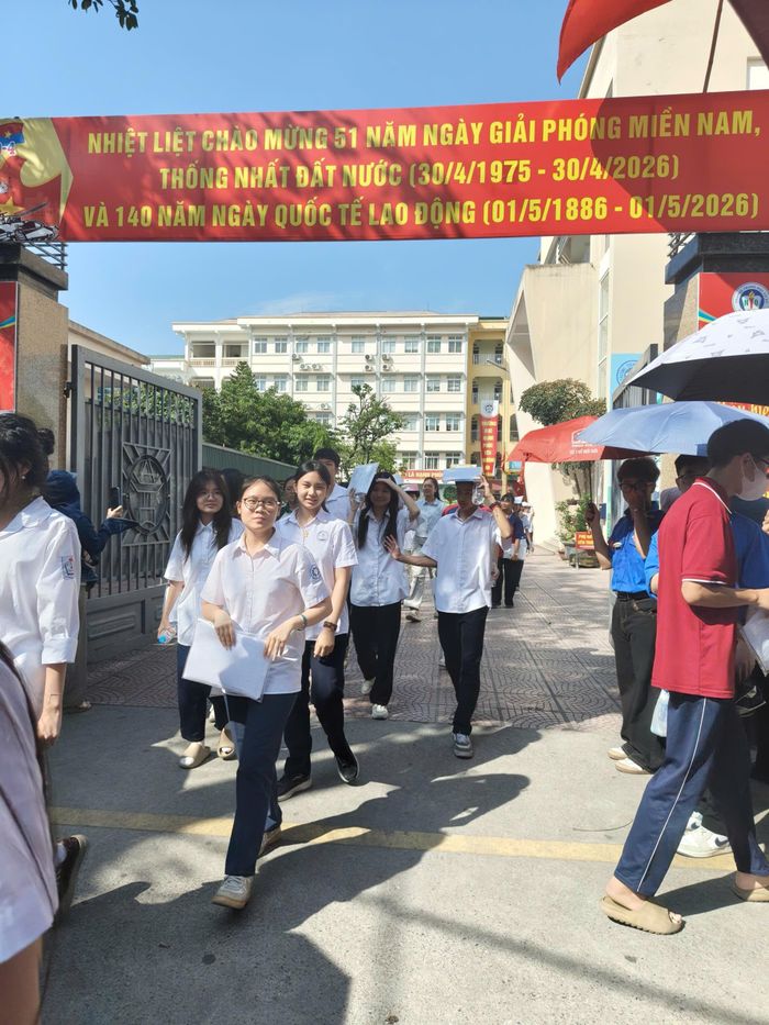 Thí sinh Hà Nội hoàn thành môn thi thứ 2 vào lớp 10 công lập năm học 2026-2027. Ảnh: TRẦN LƯU