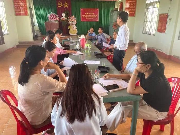Lãnh đạo UBND phường Bình Định đối thoại với người dân vào sáng 28/5. Ảnh: Vietnamnet.
