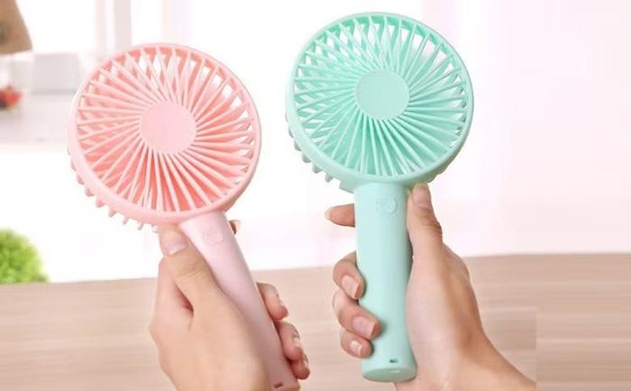 Quạt điện cầm tay không chỉ còn giải quyết cơn nóng tạm thời mà còn là món đồ thời trang được nhiều bạn trẻ lựa chọn.