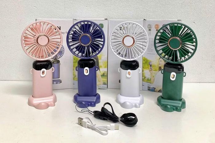 Doanh số quạt điện cầm tay bùng nổ trước tình trạng nắng nóng. Ảnh: T.L.