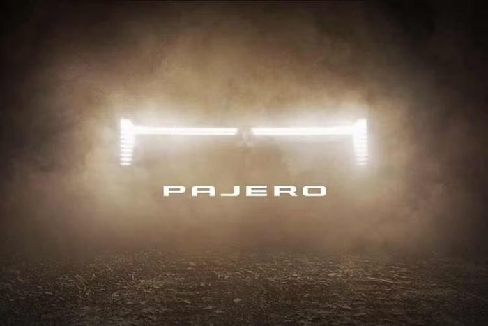 Là một trong những dòng SUV biểu tượng của Mitsubishi, Pajero từng trải qua 4 thế hệ trước khi bị khai tử vào năm 2021. Điều này đồng nghĩa với việc mẫu xe sẽ tái xuất thị trường toàn cầu sau 5 năm vắng bóng. Các thế hệ trước của Mitsubishi Pajero từng được bán song song với người anh em Pajero Sport. Tuy nhiên, dù cùng mang tên “Pajero”, hai mẫu xe này thực tế lại hoàn toàn khác nhau và sử dụng các nền tảng riêng biệt.