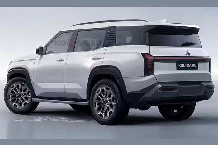 Hình ảnh úp mở duy nhất mà Mitsubishi tung ra vào thời điểm hiện tại cũng cho thấy cụm đèn trước hoàn toàn khác với Triton. Cụm đèn này mang phong cách gần giống với Mitsubishi Xforce nhưng có thêm dải đén LED nằm vắt ngang trên đầu xe. Mitsubishi cho biết “Pajero hoàn toàn mới đang được phát triển như một mẫu xe đầu bảng mới, thể hiện tinh thần phiêu lưu và quyết tâm chinh phục thử thách của hãng”.