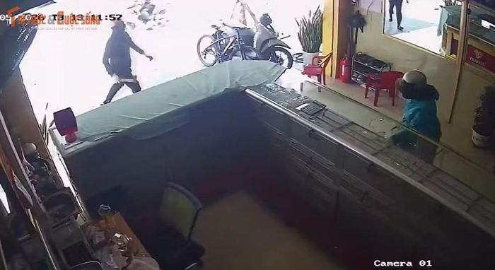 Camera ghi lại hình ảnh nhóm đối tượng dùng rìu đập tủ kính cướp vàng